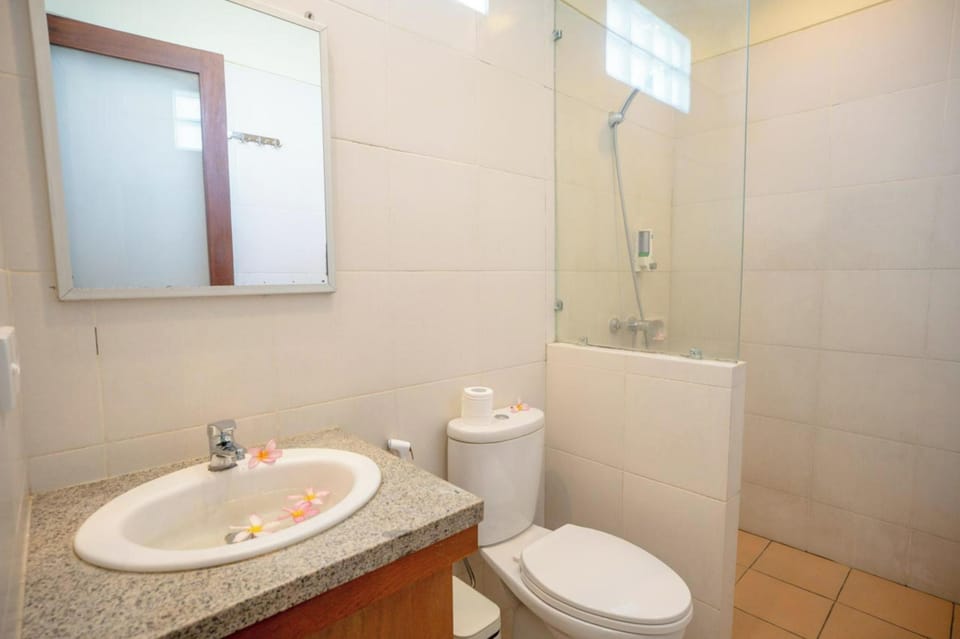 Deluxe Room | Bathroom | Shower, hydromassage showerhead, towels