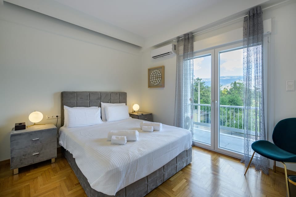 Deluxe Apartment | 2 bedrooms, in-room safe, individually decorated, individually furnished