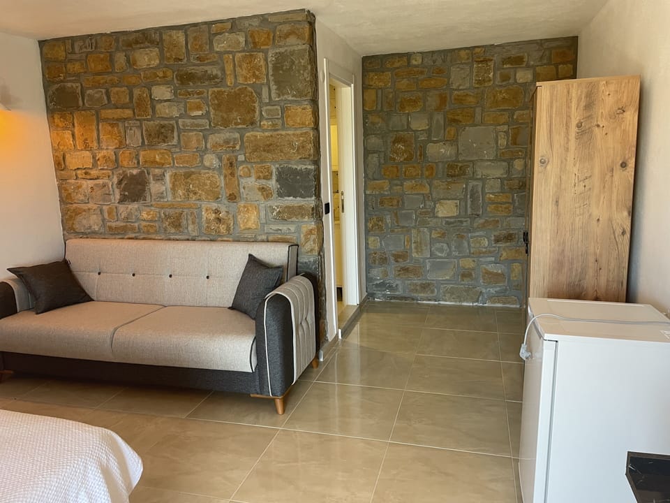 Comfort Double Room, Patio | Minibar, desk, WiFi (free), bed sheets