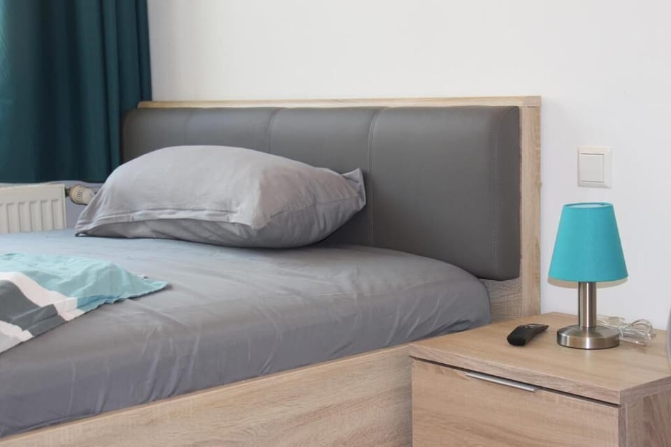 Studio | Desk, blackout drapes, iron/ironing board, WiFi (free)