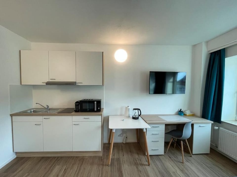 Studio | Private kitchen | Coffee/tea maker, electric kettle, cookware/dishes/utensils