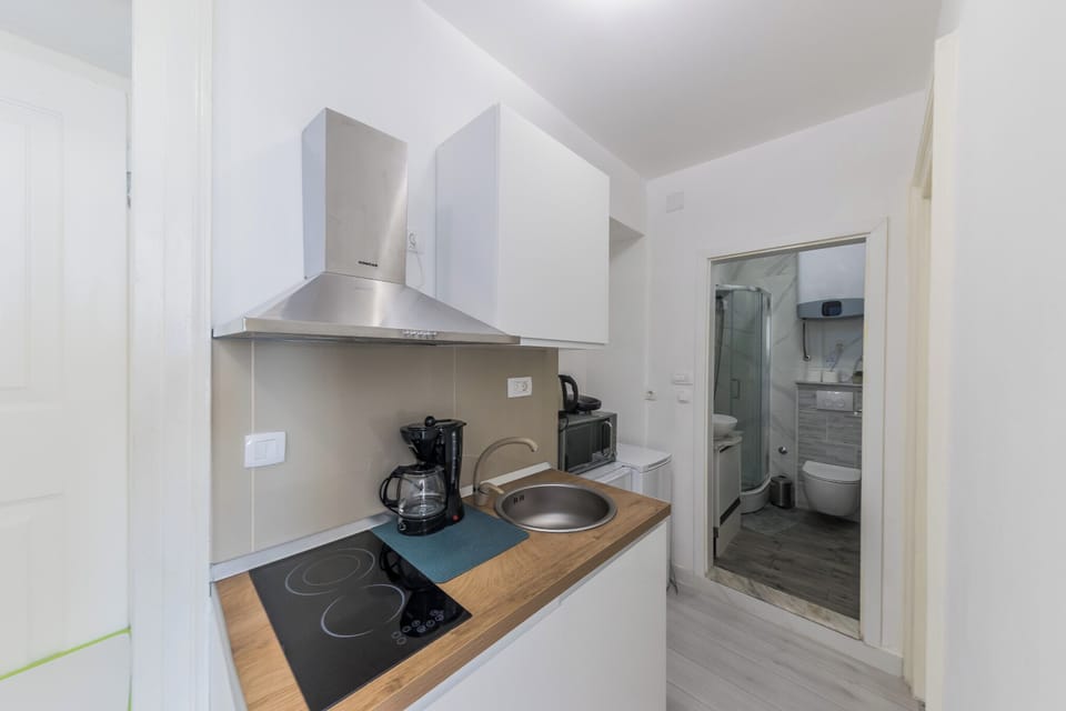 Apartment | Private kitchen | Fridge, microwave, stovetop, electric kettle