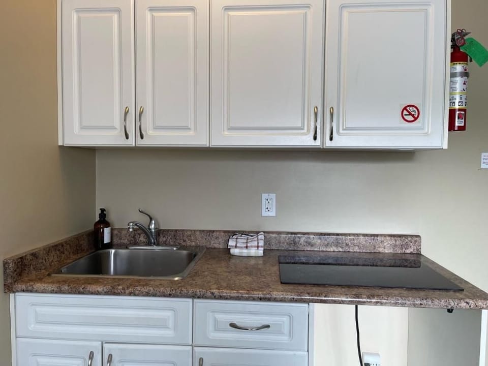 Coffee/tea maker, fridge, microwave