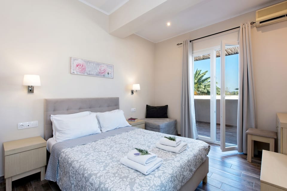 Comfort Double or Twin Room | Desk, blackout drapes, soundproofing, free WiFi