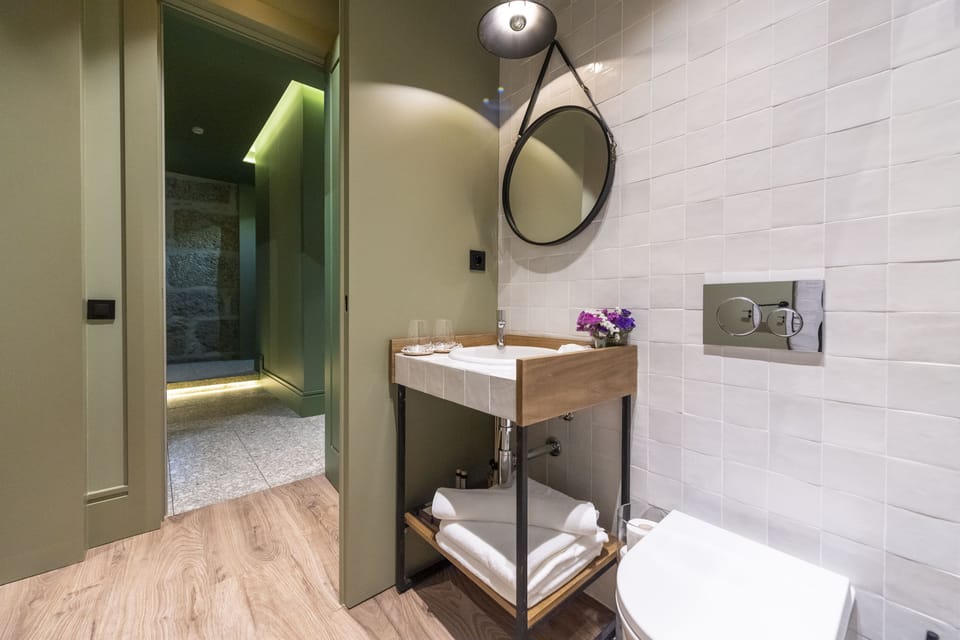 Standard Double Room | Bathroom | Shower, rainfall showerhead, free toiletries, towels