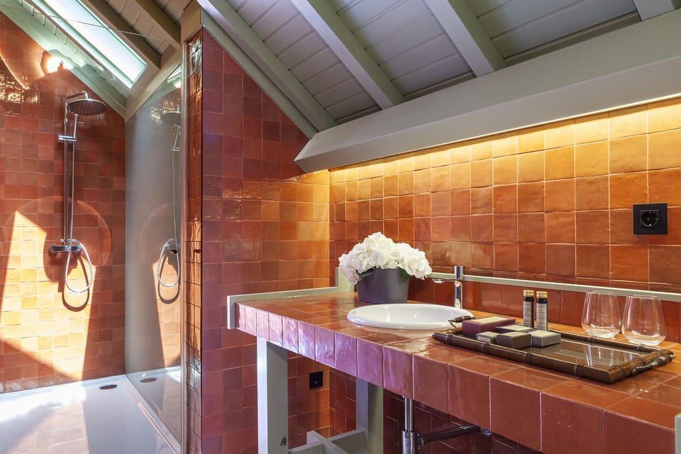 Superior Double or Twin Room | Bathroom | Shower, rainfall showerhead, free toiletries, towels