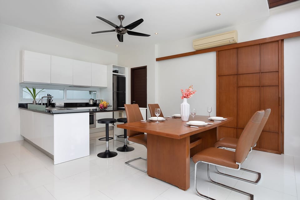 Deluxe Villa | Private kitchen | Fridge, microwave, stovetop, rice cooker