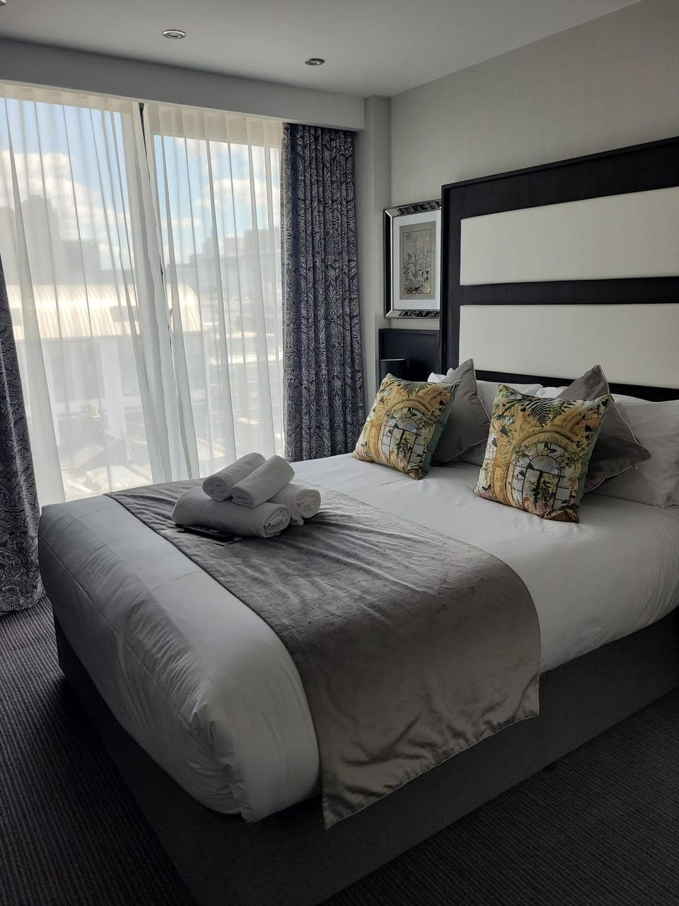 Junior Suite | In-room safe, desk, laptop workspace, blackout drapes
