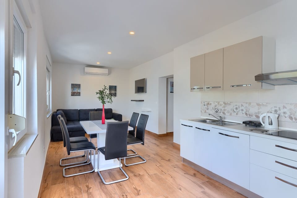 House | Private kitchen | Fridge, microwave, oven, stovetop