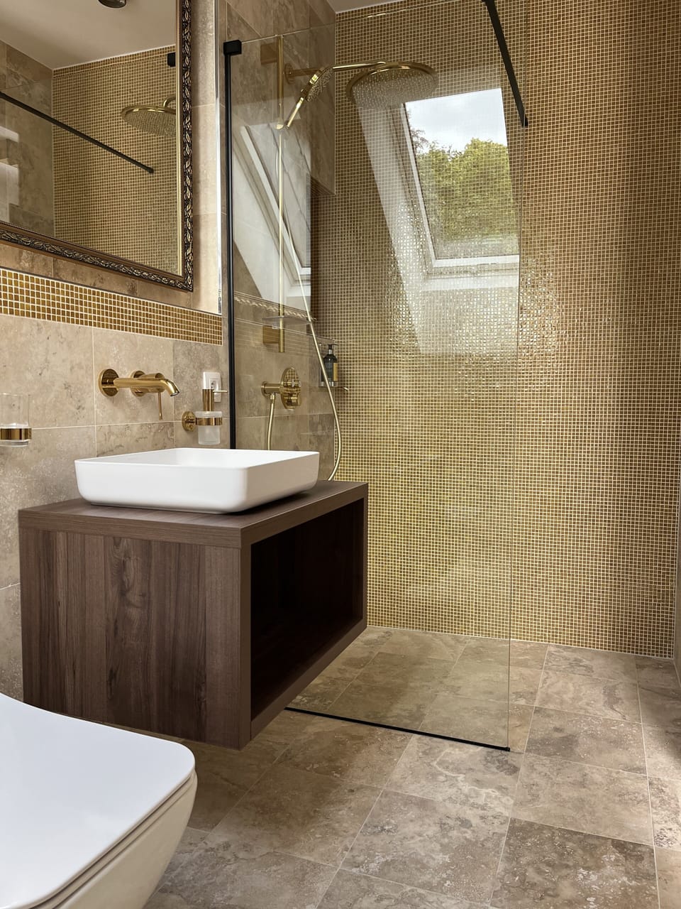 Room | Bathroom | Shower, hair dryer, bathrobes, slippers