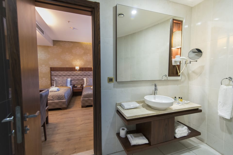 Standard Triple Room | Bathroom | Free toiletries, hair dryer, slippers, bidet