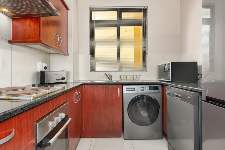 Deluxe Apartment | Private kitchen | Fridge, microwave, oven, stovetop