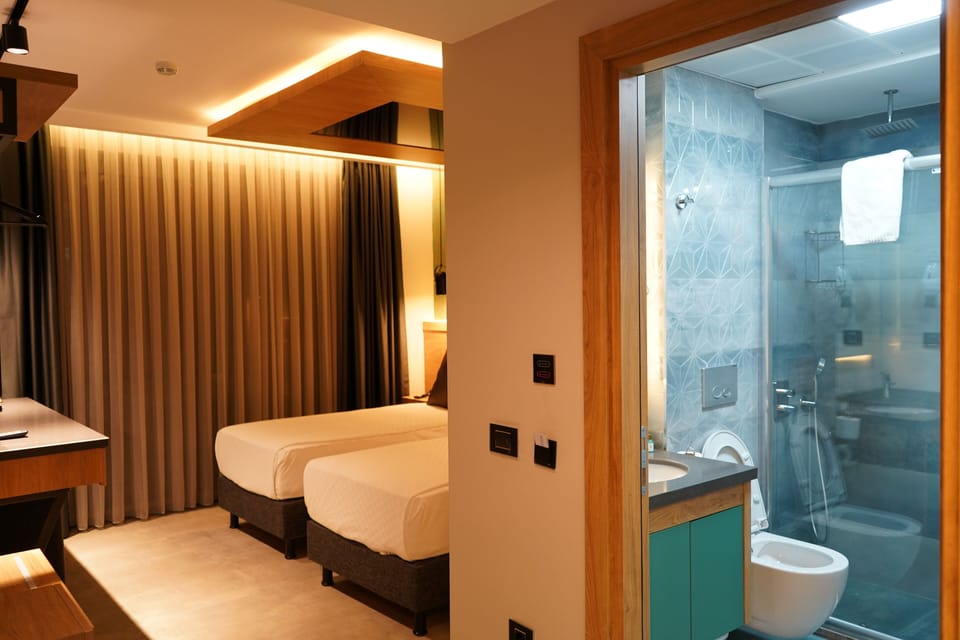 Standard Twin Room | Bathroom | Shower, rainfall showerhead, free toiletries, hair dryer