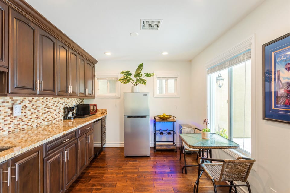 Grand Studio Suite, 1 King Bed, Vineyard View | Private kitchen | Mini-fridge, microwave