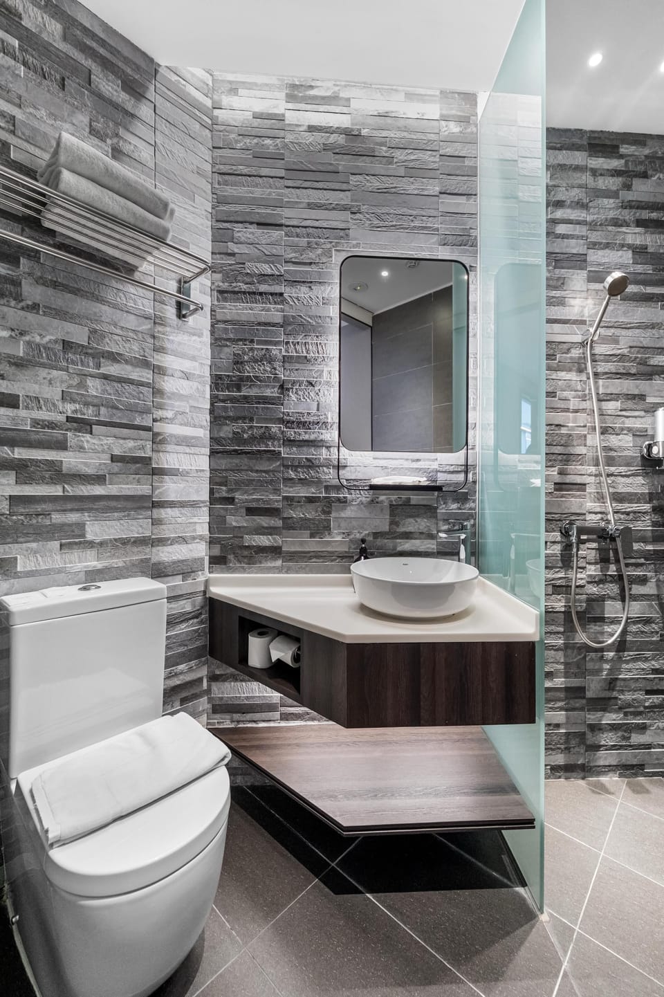 Deluxe Double Room | Bathroom | Shower, hair dryer, bidet, towels
