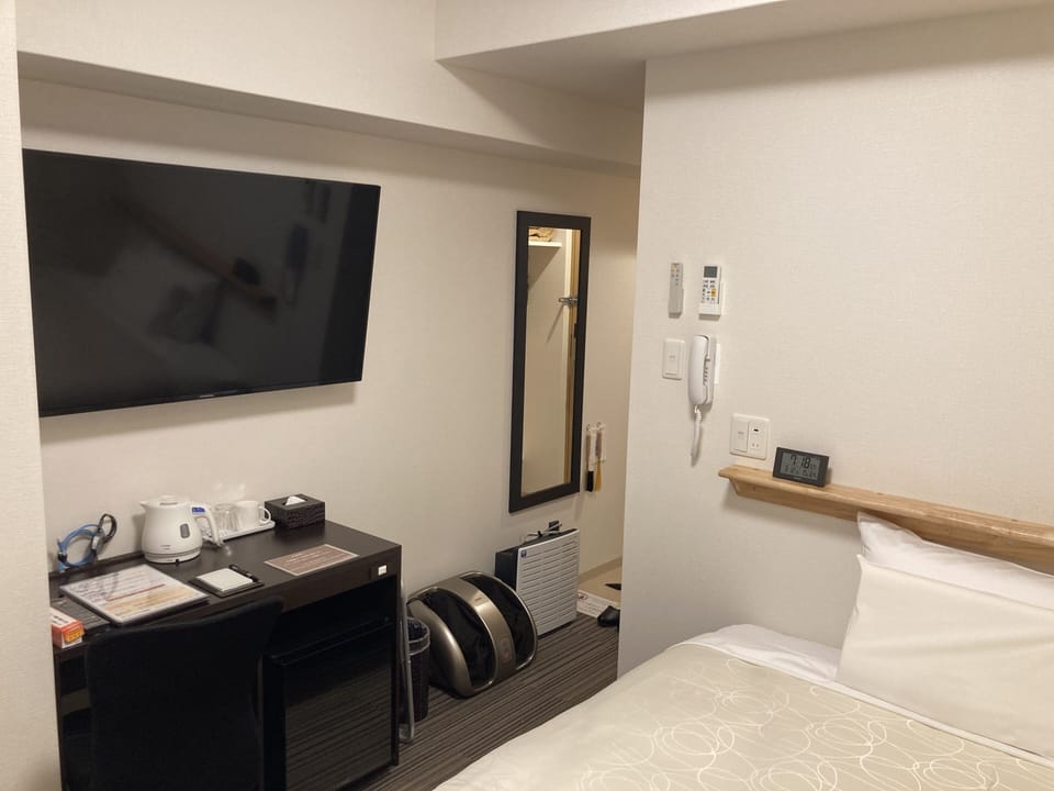Basic Single Room | Iron/ironing board (on request), WiFi (free)