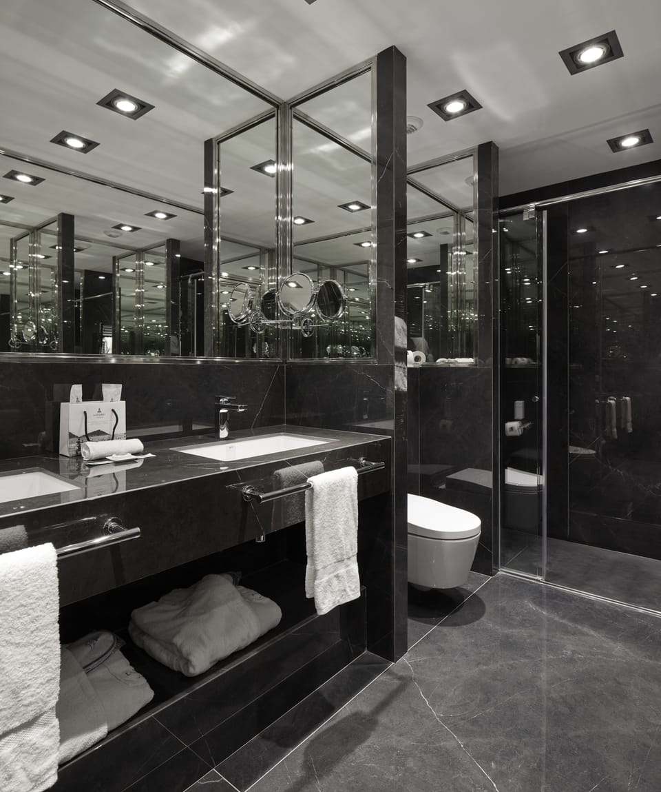 Double Room, Balcony, City View (Petit) | Bathroom | Combined shower/tub, free toiletries, hair dryer, slippers