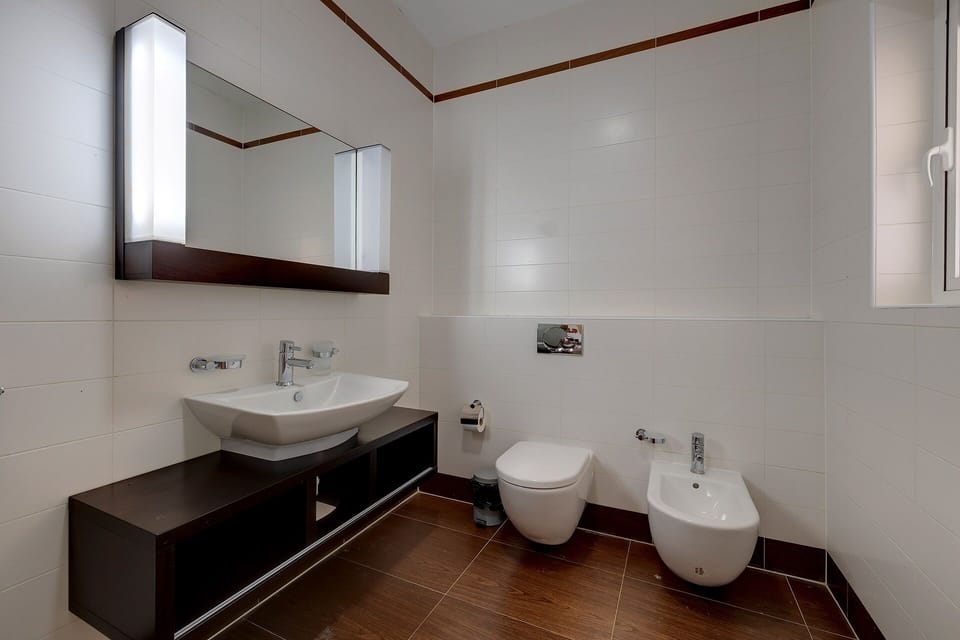 Seafront LUX Apart inc Pool, Upmarket Area Apartment in Sliema