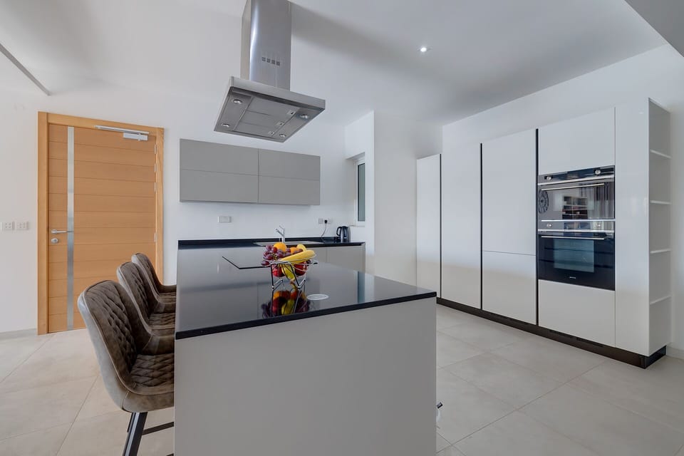 Apartment (3 Bedrooms) | Private kitchen | Microwave, oven, espresso maker, electric kettle