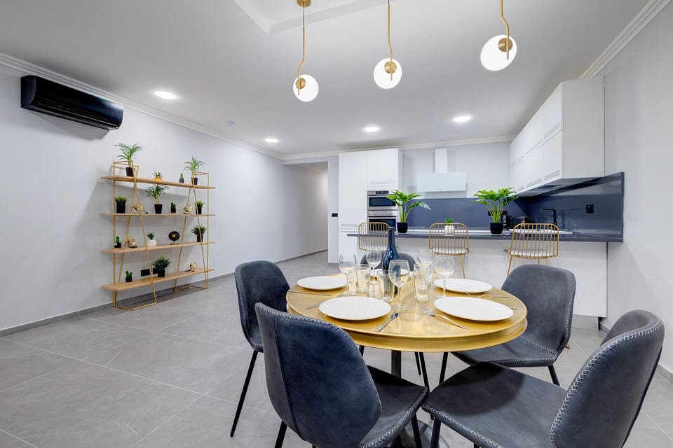 Apartment (3 Bedrooms) | Dining