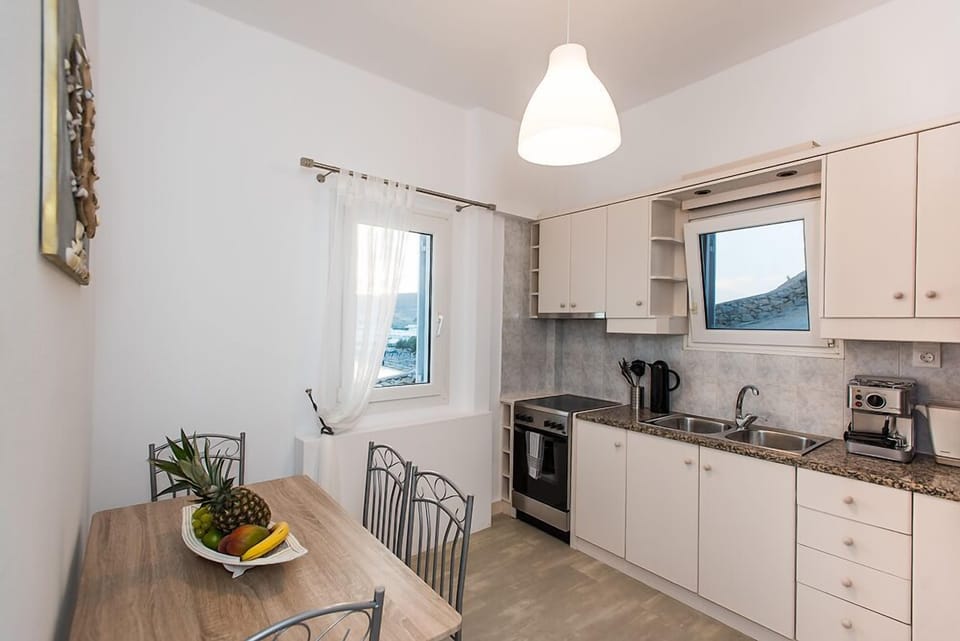 GREY LUXURY HOUSE  SEA FRONT | Private kitchen | Full-size fridge, oven, dishwasher, coffee/tea maker