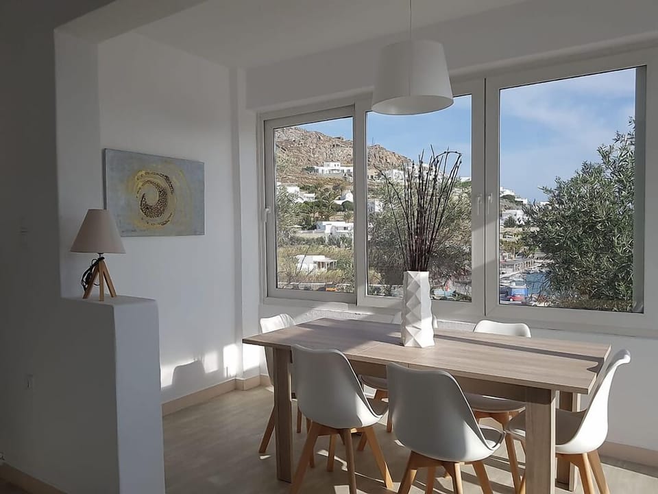 GREY LUXURY HOUSE  SEA FRONT | In-room dining