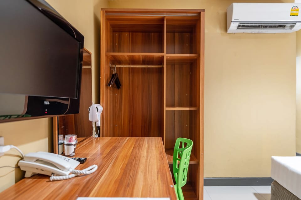 In-room safe, desk, free WiFi