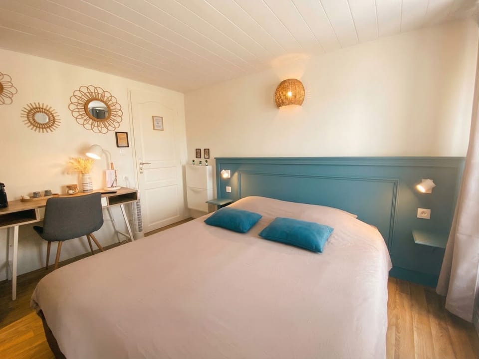 Comfort Room | Laptop workspace, iron/ironing board, free WiFi, bed sheets