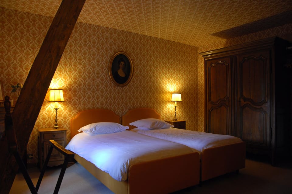 Chambre Confort avec lits jumeaux côté cour | Individually decorated, individually furnished, desk, travel crib