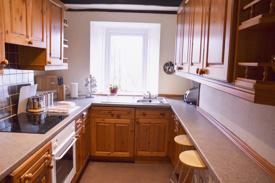 Cottage | Private kitchen | Fridge, toaster, cookware/dishes/utensils