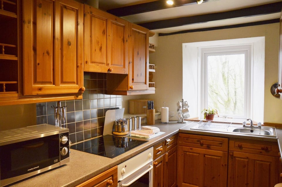 Cottage | Private kitchen | Fridge, toaster, cookware/dishes/utensils