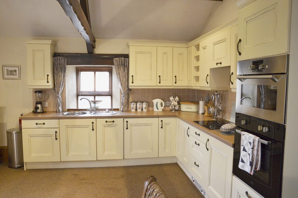 Cottage | Private kitchen | Fridge, dishwasher, electric kettle, toaster