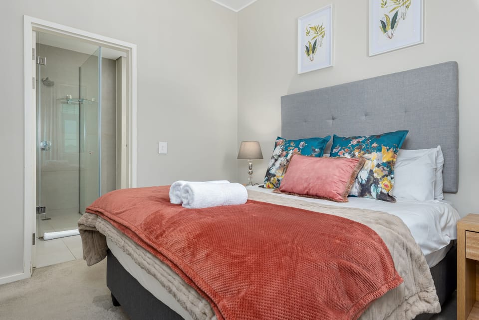 Signature Apartment | 2 bedrooms, in-room safe, laptop workspace, iron/ironing board