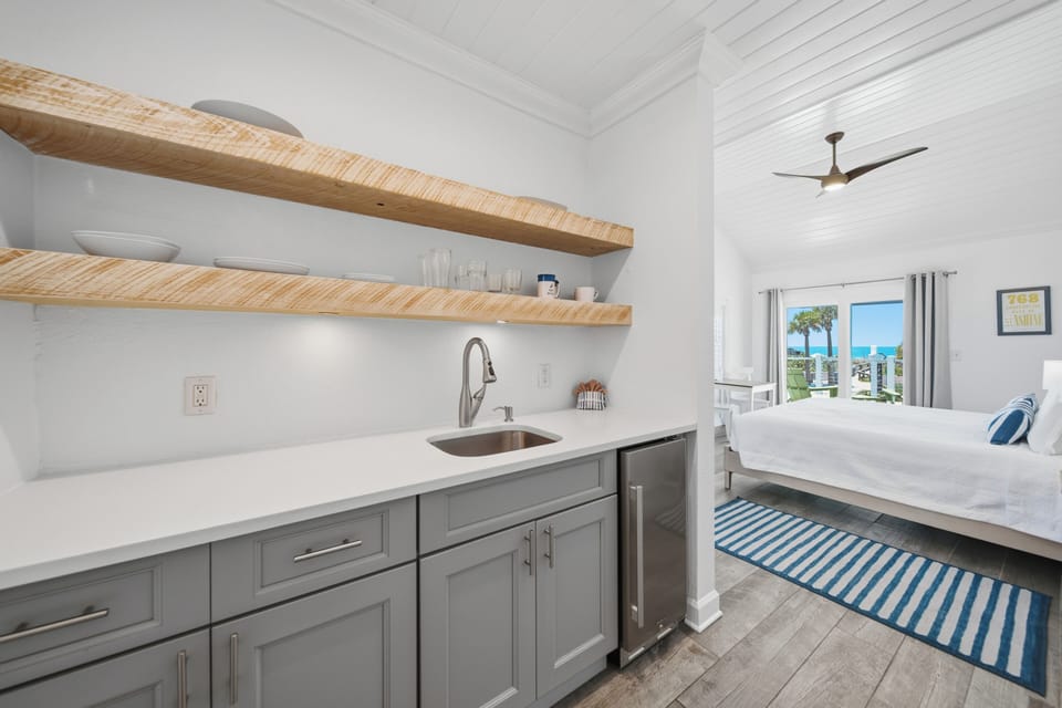Deluxe Studio (Gulfstream) | Private kitchen | Coffee/tea maker, fridge, electric kettle, toaster