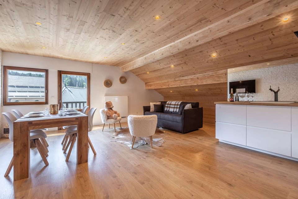 Comfort Apartment, Ensuite, Mountain View (Le Passon) | Living room | 40-inch flat-screen TV with satellite channels, TV, fireplace