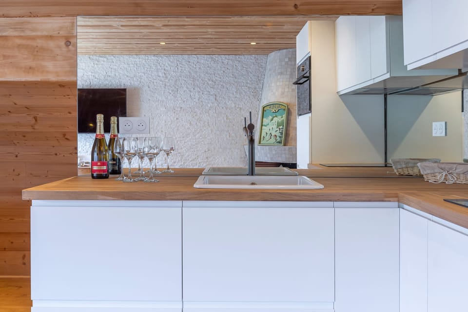 Comfort Apartment, Ensuite, Mountain View (Le Passon) | Private kitchen | Fridge, microwave, stovetop, dishwasher