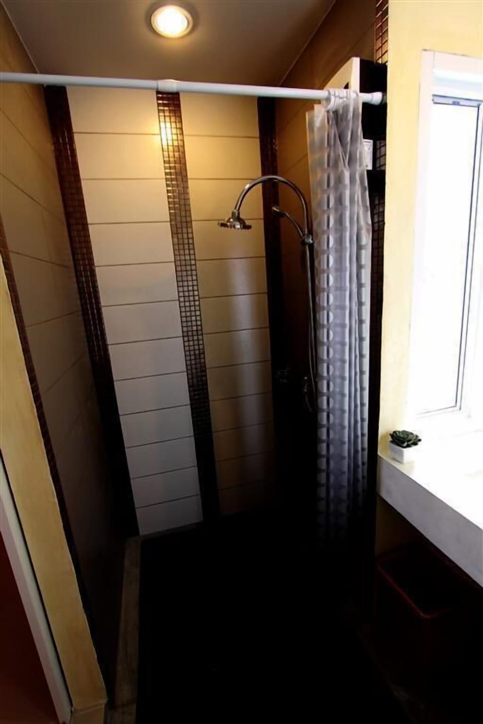 Standard Room | Bathroom shower