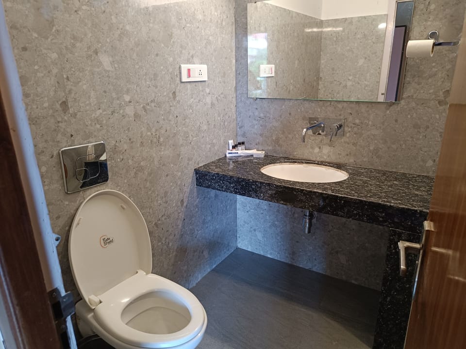 Deluxe room with balcony and valley view | Bathroom | Shower, rainfall showerhead, towels