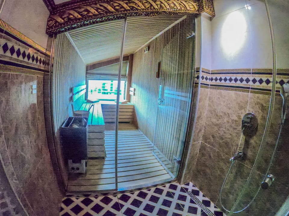 Senior Room | Bathroom | Shower, rainfall showerhead, free toiletries, hair dryer