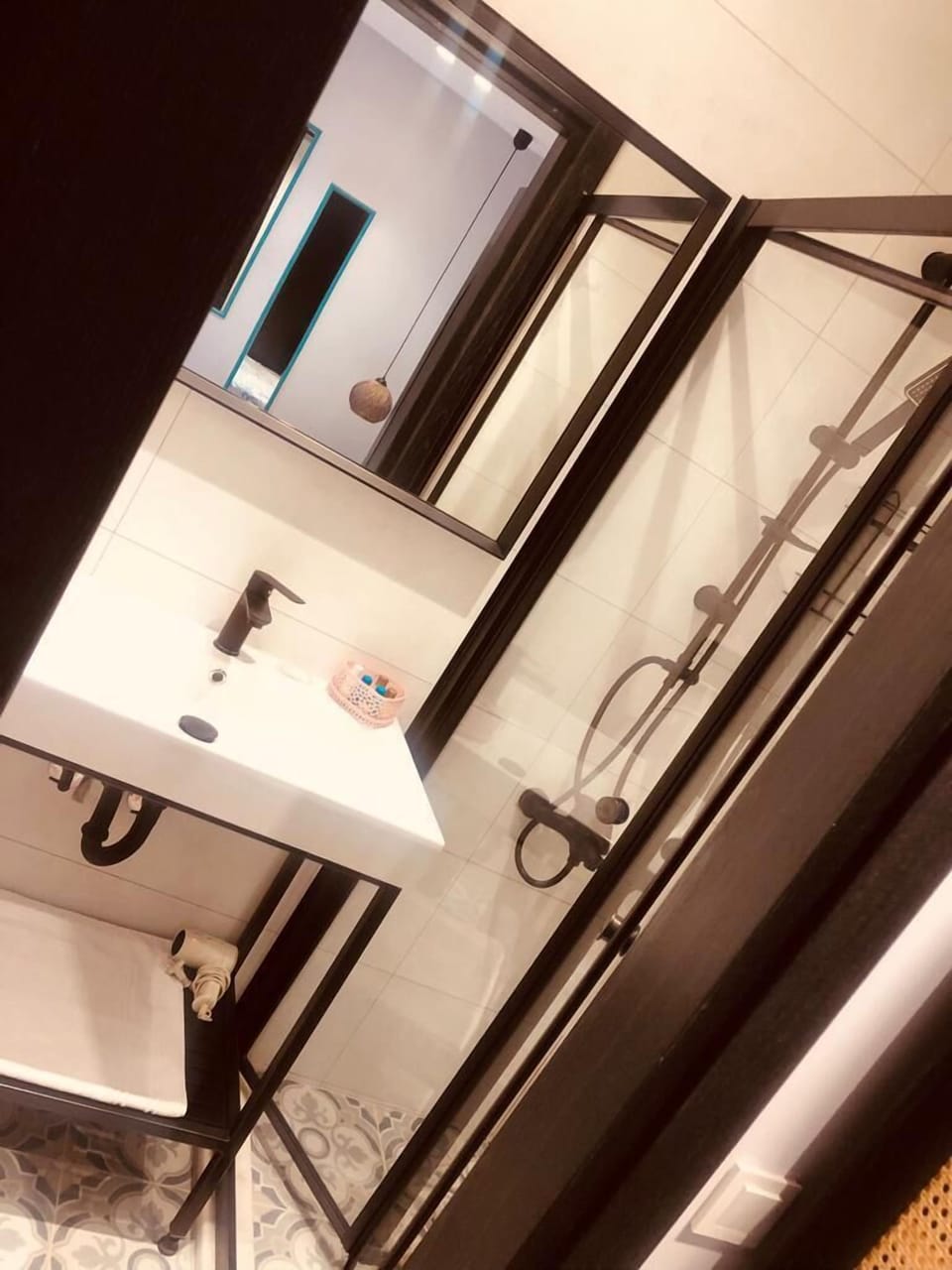 Basic Room | Bathroom | Shower, slippers, towels