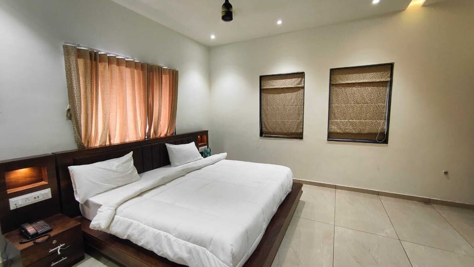 Deluxe Room | Soundproofing, bed sheets