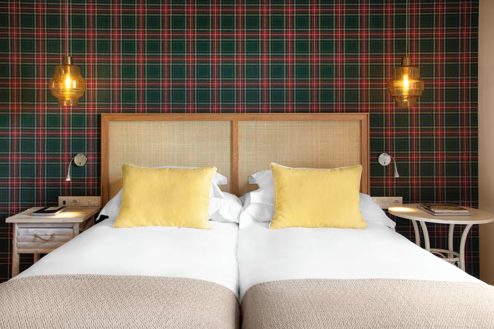 Room (Casa do Lidador) | Minibar, in-room safe, laptop workspace, soundproofing