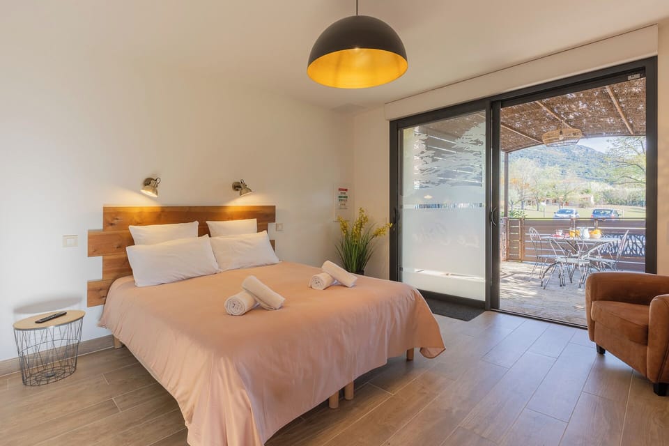 Comfort Studio | Premium bedding, individually decorated, individually furnished