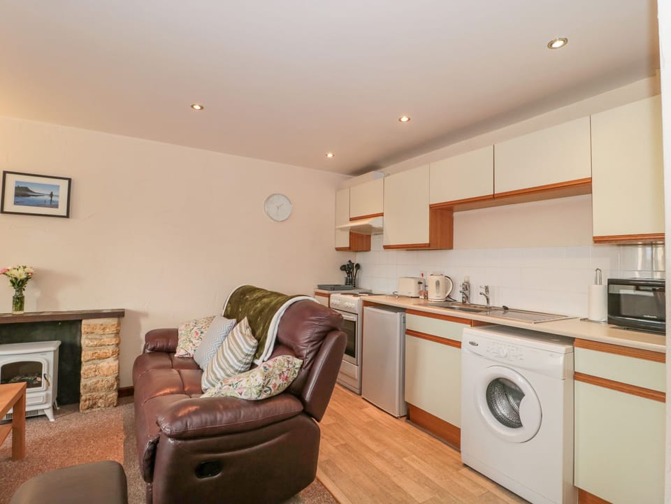 Cottage | Private kitchen | Fridge, electric kettle, toaster, cookware/dishes/utensils