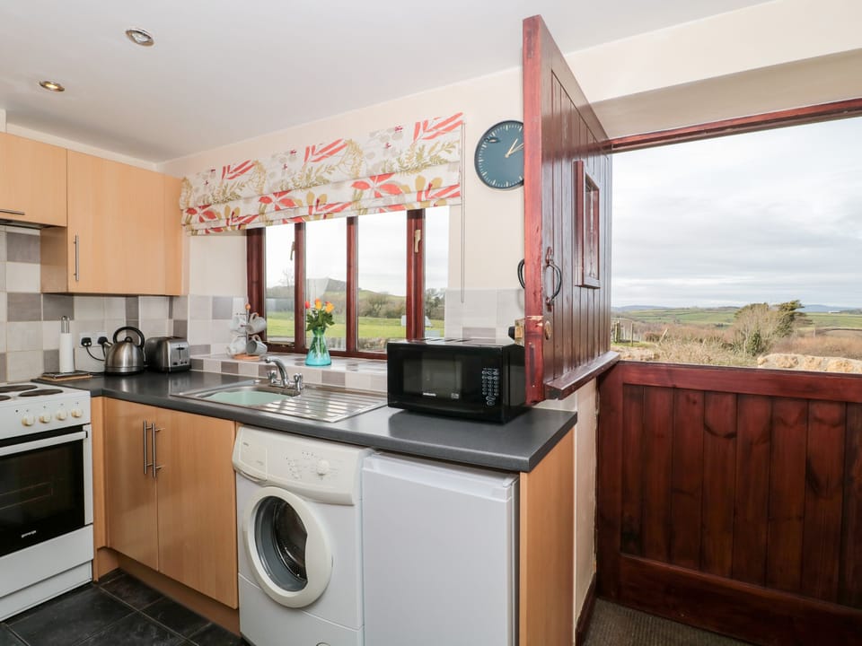 Cottage | Private kitchen | Fridge, electric kettle, toaster, cookware/dishes/utensils