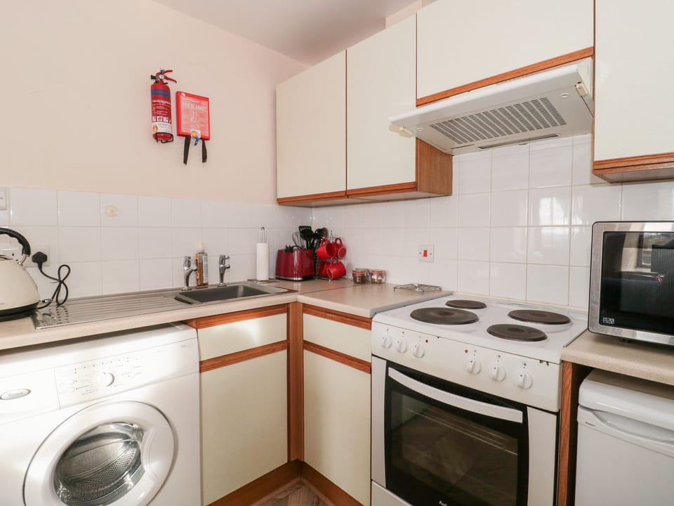 Cottage | Private kitchen | Fridge, dishwasher, electric kettle, cookware/dishes/utensils