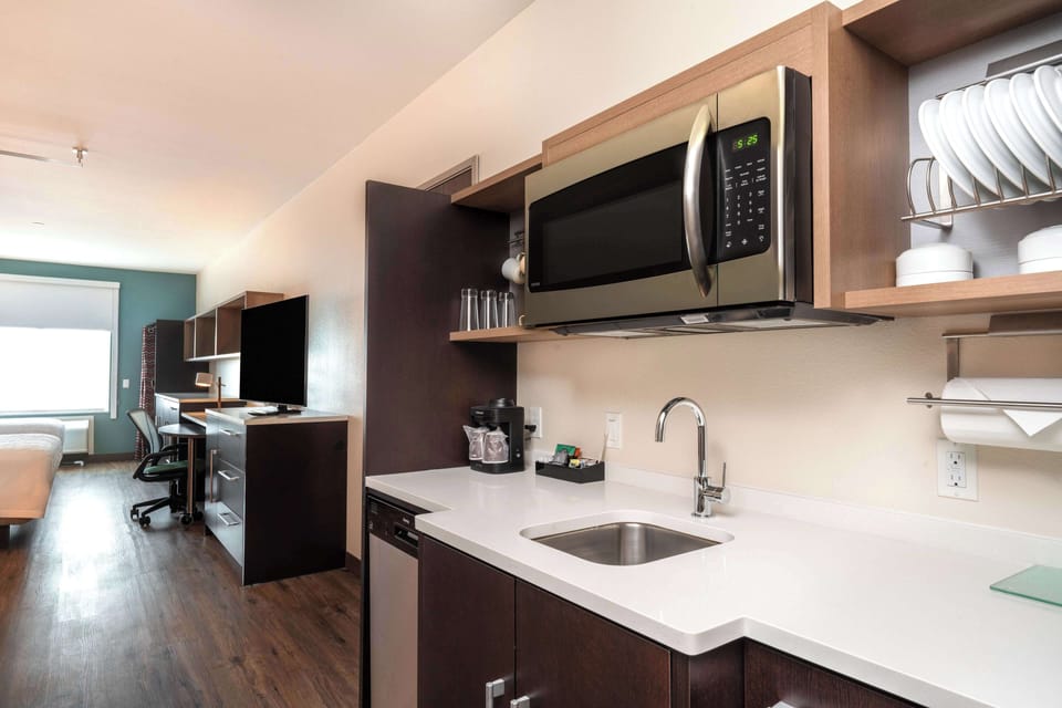 Fridge, microwave, dishwasher, coffee/tea maker