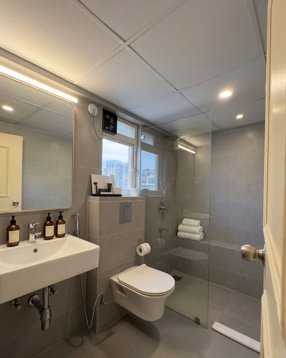 Premium Room, 1 Queen Bed | Bathroom | Shower, hydromassage showerhead, free toiletries, towels