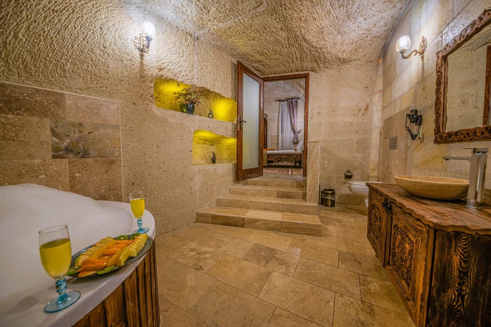 Deluxe Suite | Premium bedding, free minibar items, individually decorated