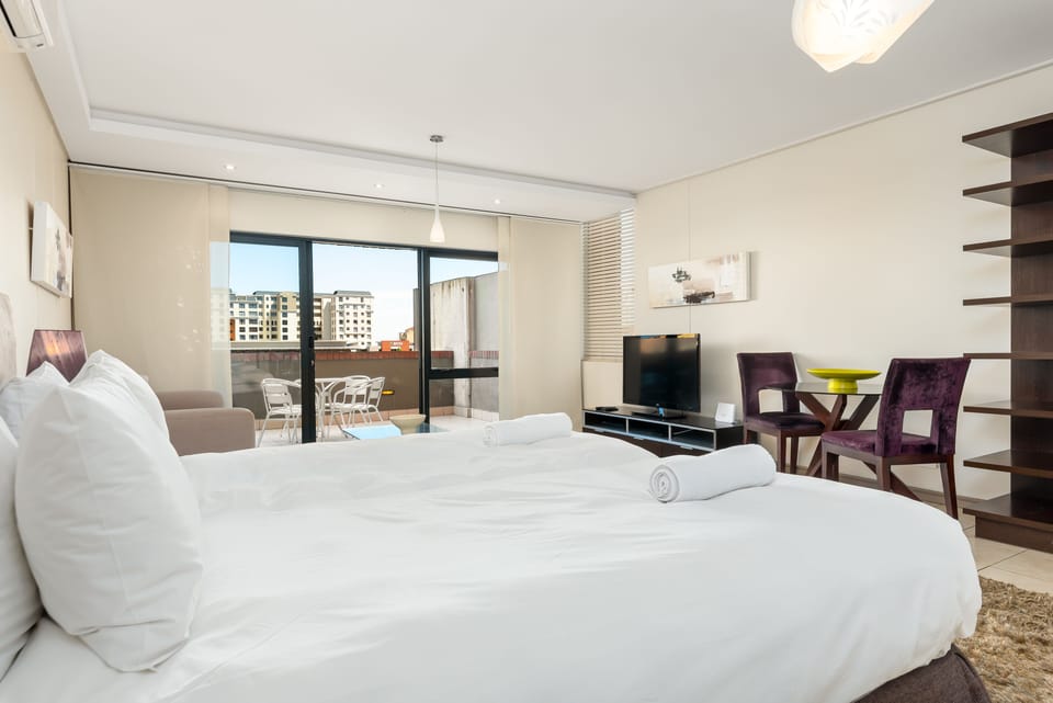 Exclusive Studio Suite | In-room safe, laptop workspace, iron/ironing board, free WiFi